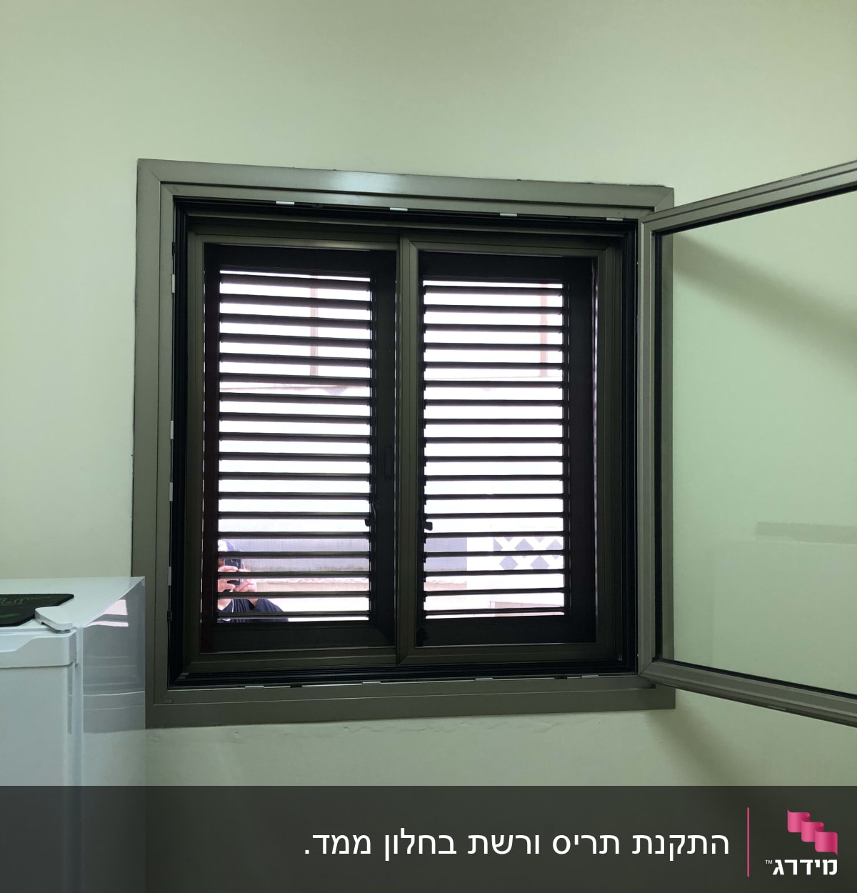 חלון אלומיניום עם תריסים פתוחים חלקית